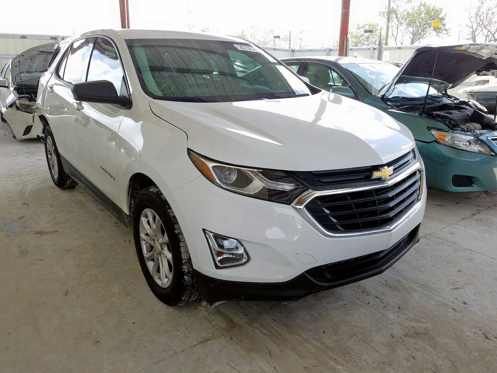 2019 Chevrolet Equinox VIN 3GNAXHEVXKS659340 photo 1