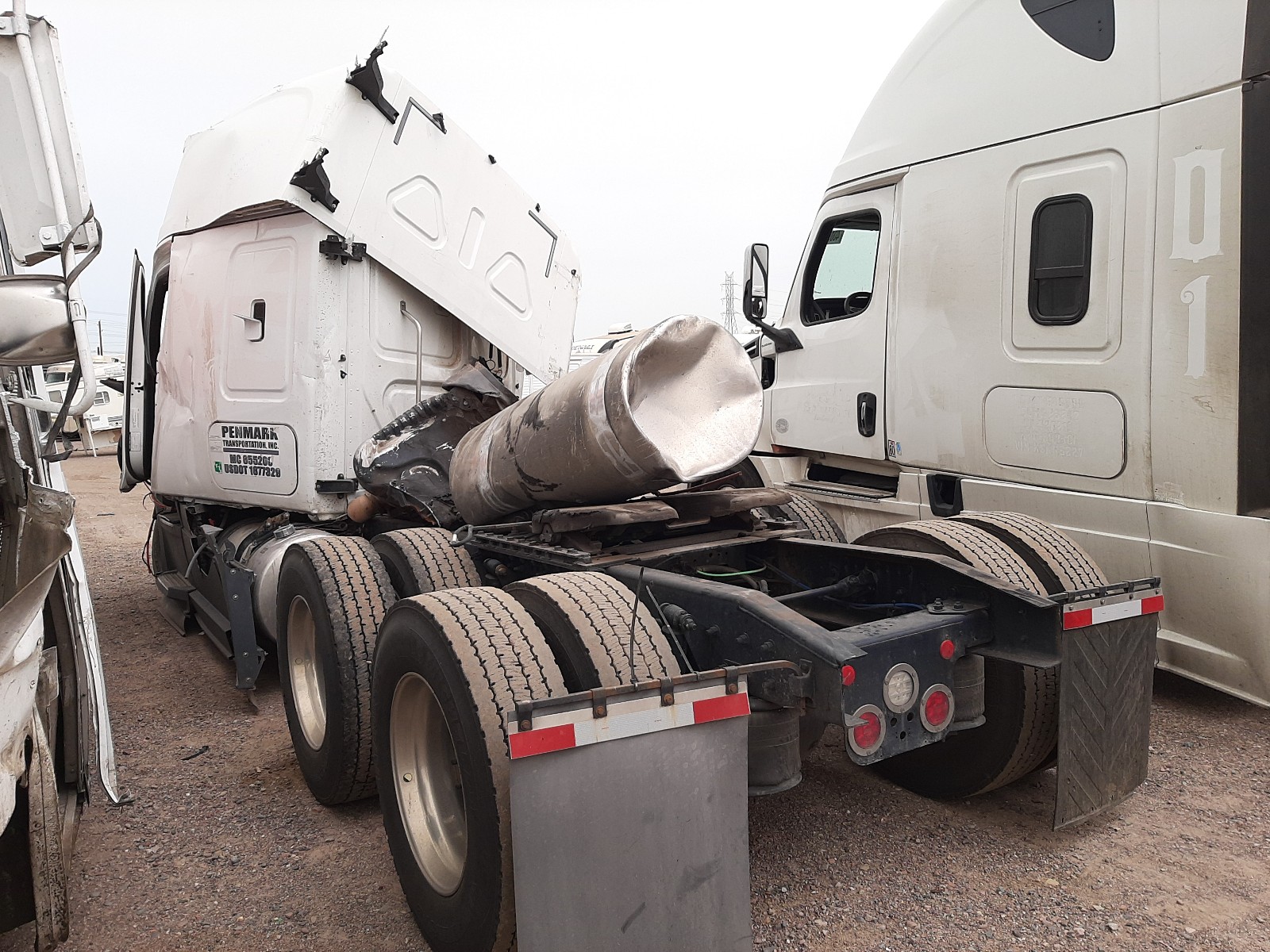2020 Freightliner Cascadia 126 VIN 3AKJHHDRXLSKV8398 photo 3