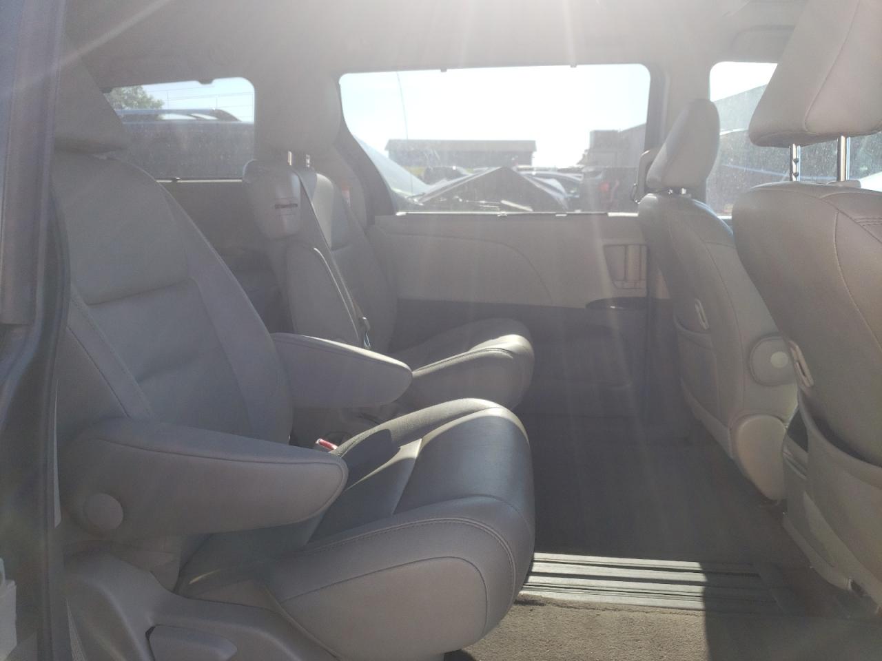 2017 TOYOTA Sienna xle VIN 5TDYZ3DC2HS876379 photo 6