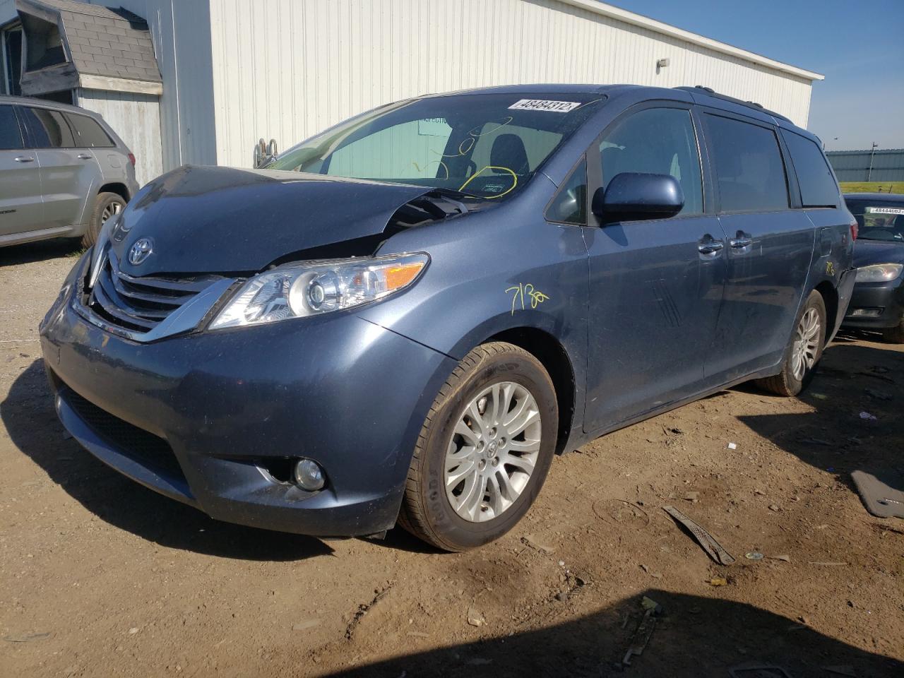 2017 TOYOTA Sienna xle VIN 5TDYZ3DC2HS876379 photo 2