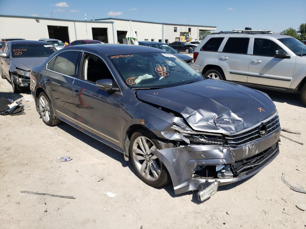 2017 VOLKSWAGEN Passat VIN 1VWGT7A30HC029092 photo 1