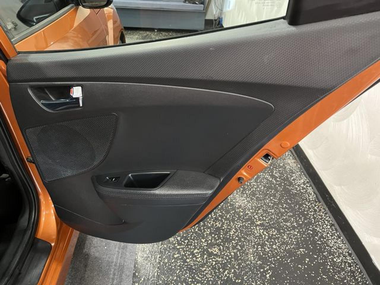 2014 Hyundai Veloster VIN KMHTC6AD6EU183232 photo 11