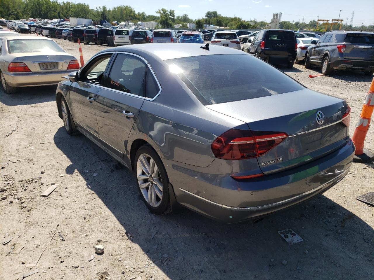 2017 VOLKSWAGEN Passat VIN 1VWGT7A30HC029092 photo 3