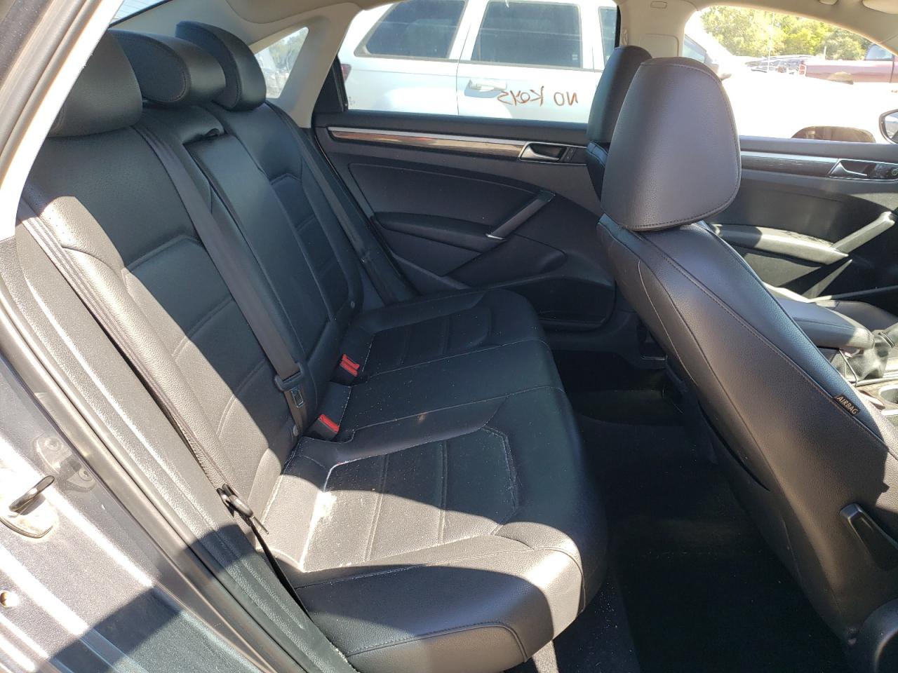 2017 VOLKSWAGEN Passat VIN 1VWGT7A30HC029092 photo 6