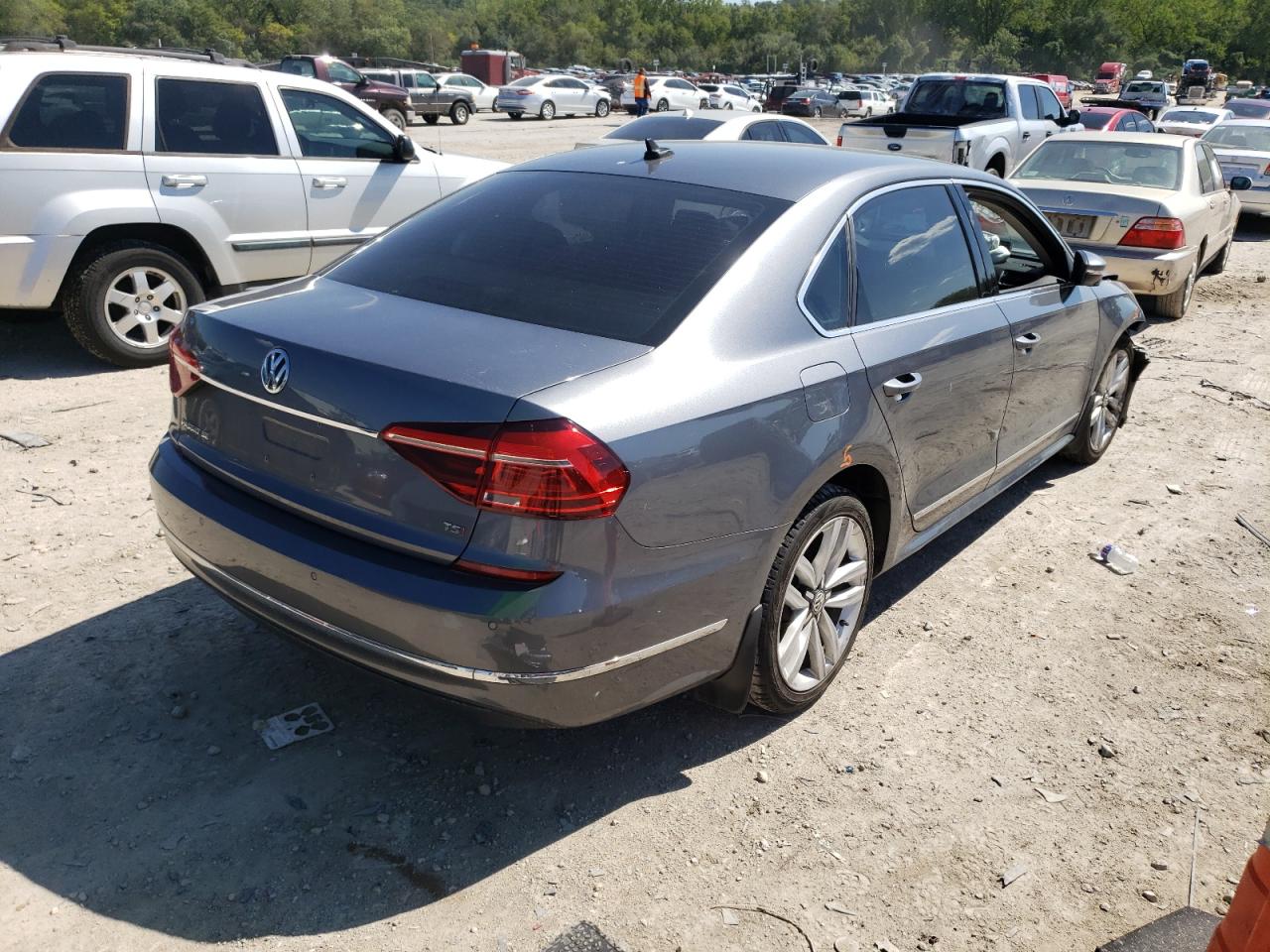 2017 VOLKSWAGEN Passat VIN 1VWGT7A30HC029092 photo 4
