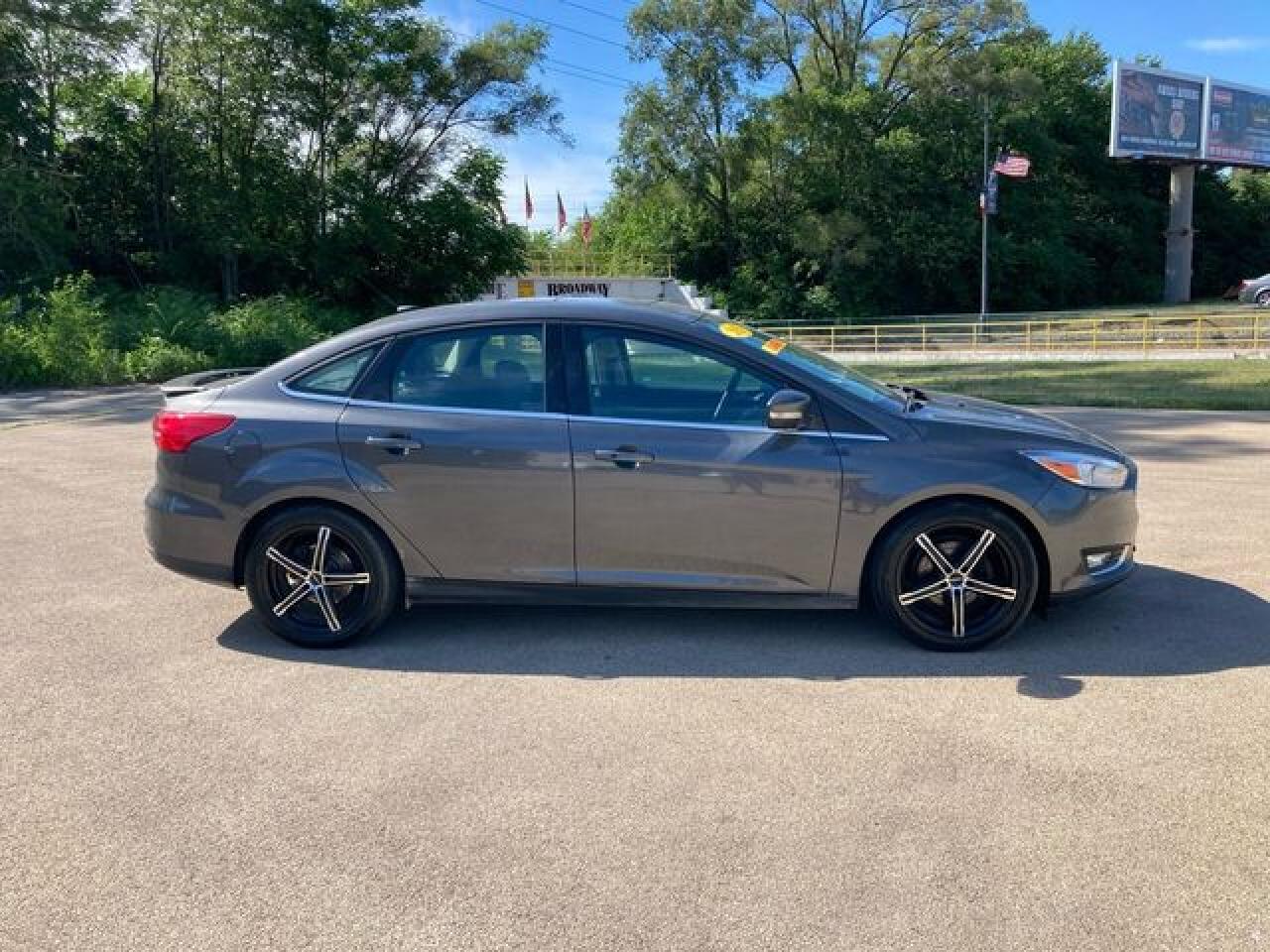 2015 Ford Focus VIN 1FADP3J27FL231666 photo 2