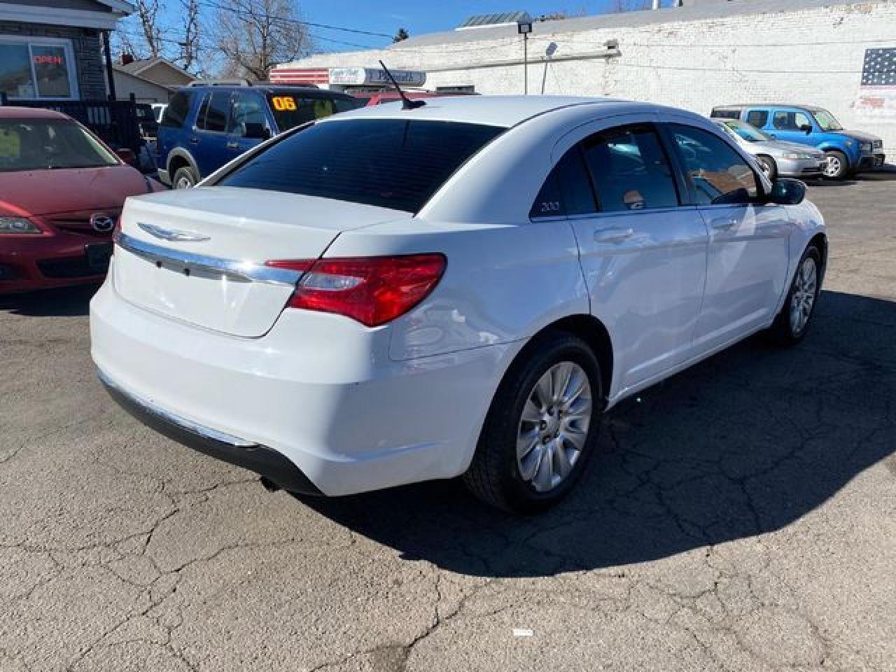 2014 Chrysler 200 VIN 1C3CCBAB9EN231011 photo 4
