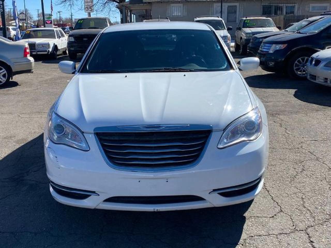 2014 Chrysler 200 VIN 1C3CCBAB9EN231011 photo 2