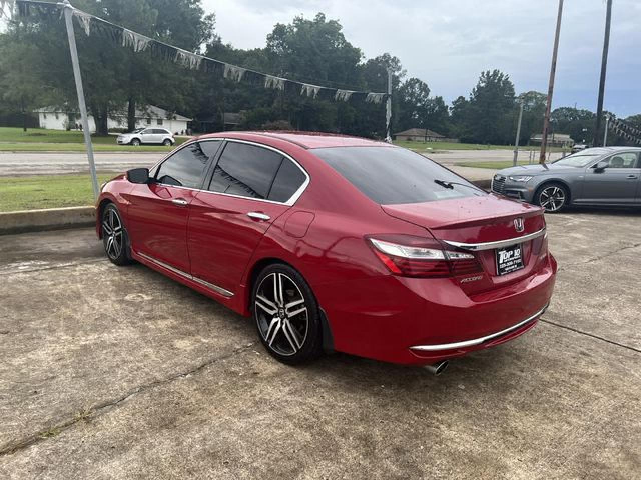 2017 Honda Accord VIN 1HGCR2F51HA273909 photo 2