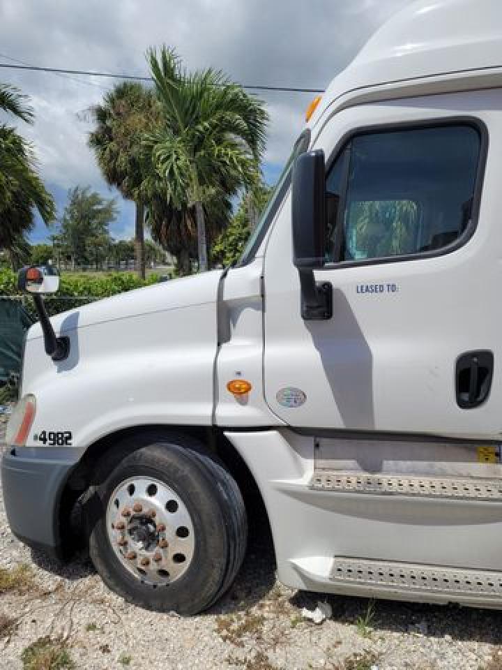 2013 FREIGHTLINER CASCADIA 125 VIN 1FUJGLBG3DLFE6783 photo 2