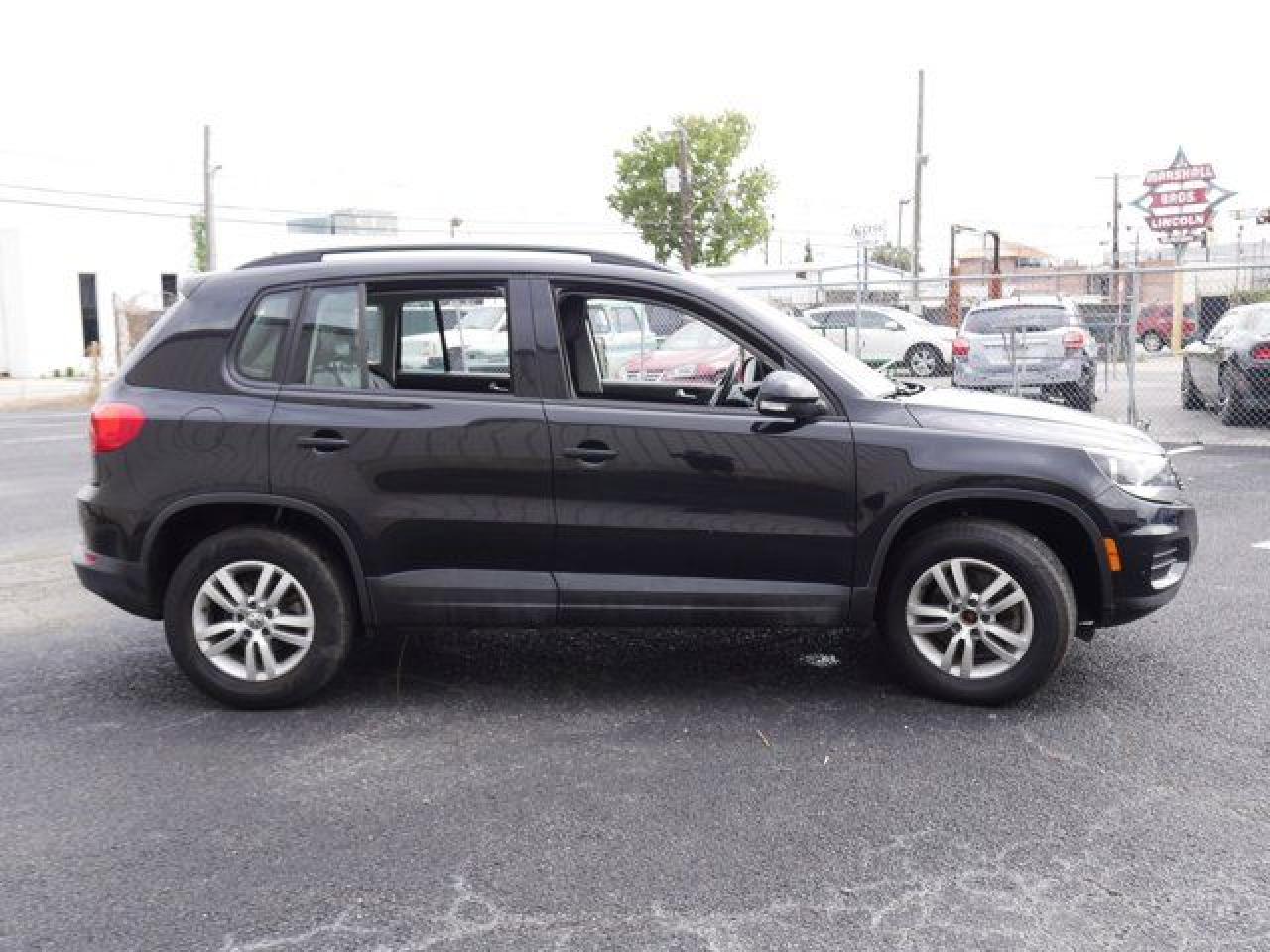 2016 Volkswagen Tiguan VIN WVGAV7AX0GW520003 photo 4