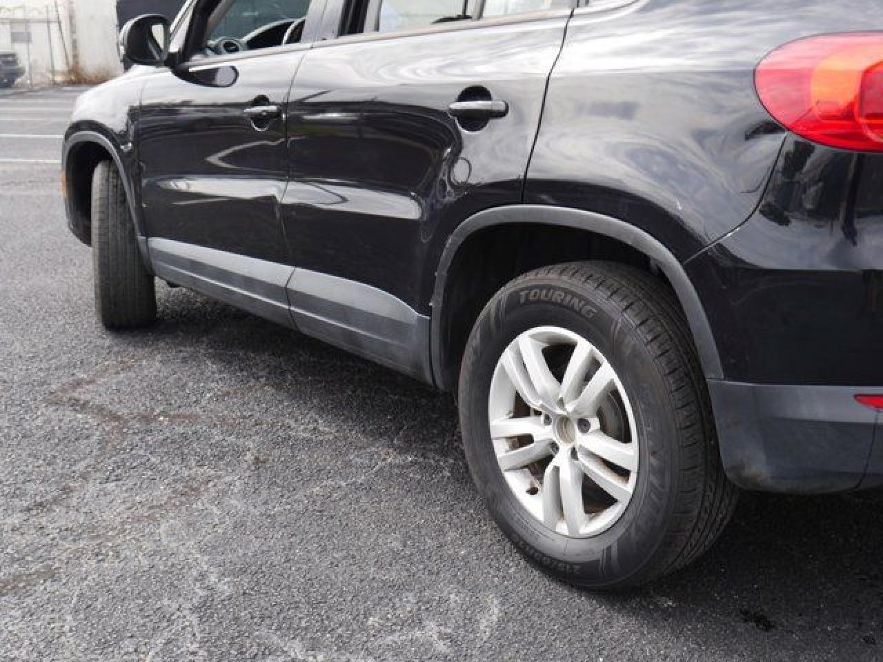 2016 Volkswagen Tiguan VIN WVGAV7AX0GW520003 photo 9