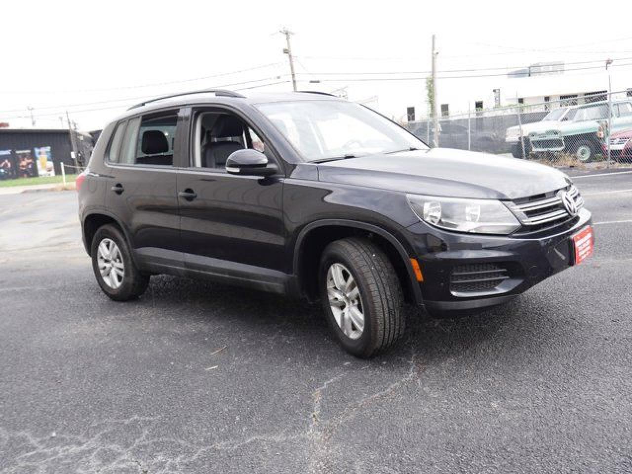 2016 Volkswagen Tiguan VIN WVGAV7AX0GW520003 photo 3
