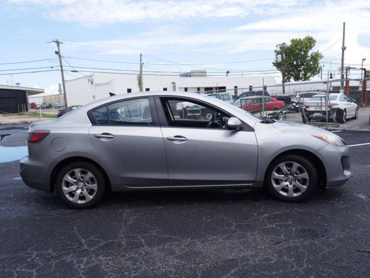 2012 Mazda 3 VIN JM1BL1UG1C1572786 photo 4