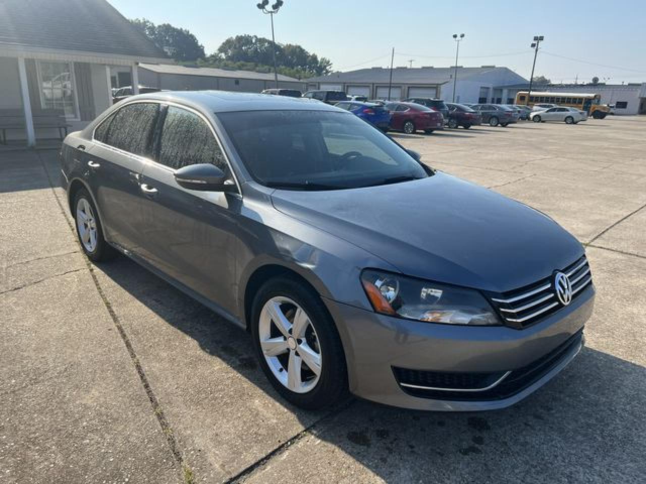 2012 Volkswagen Passat VIN 1VWBH7A37CC108327 photo 4