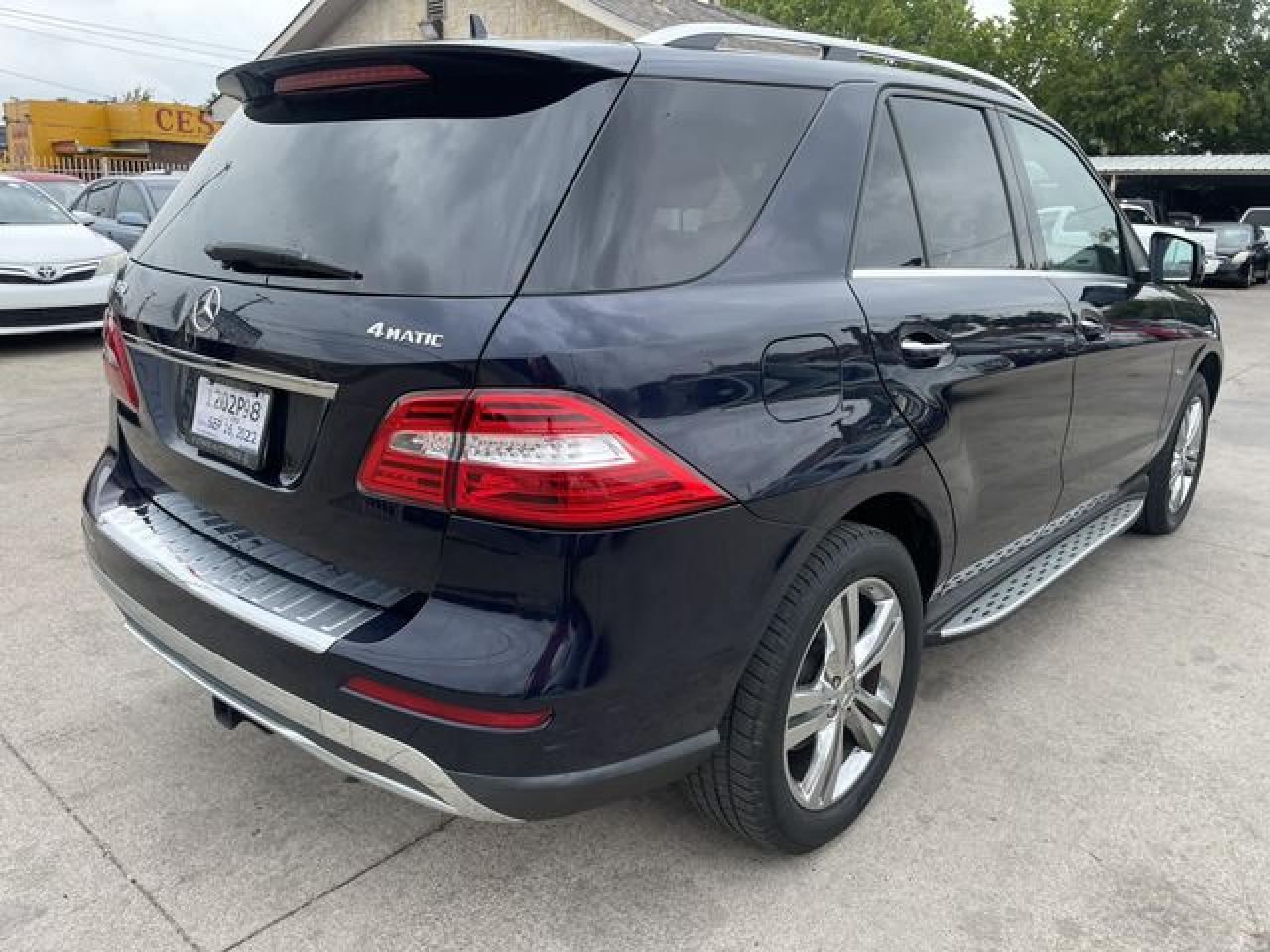 2012 Mercedes-Benz Ml-class VIN 4JGDA5HB0CA045502 photo 2