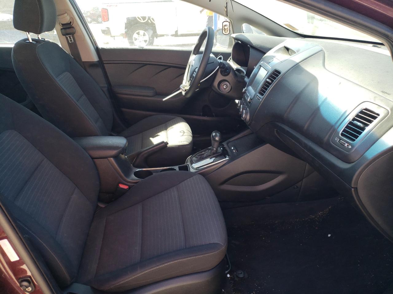 2018 KIA Forte VIN 3KPFL4A70JE196695 photo 5