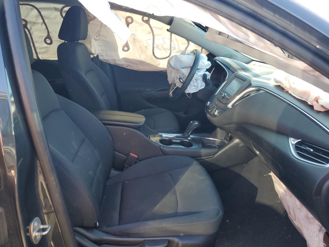 2017 Chevrolet Malibu VIN 1G1ZE5ST4HF106062 photo 5