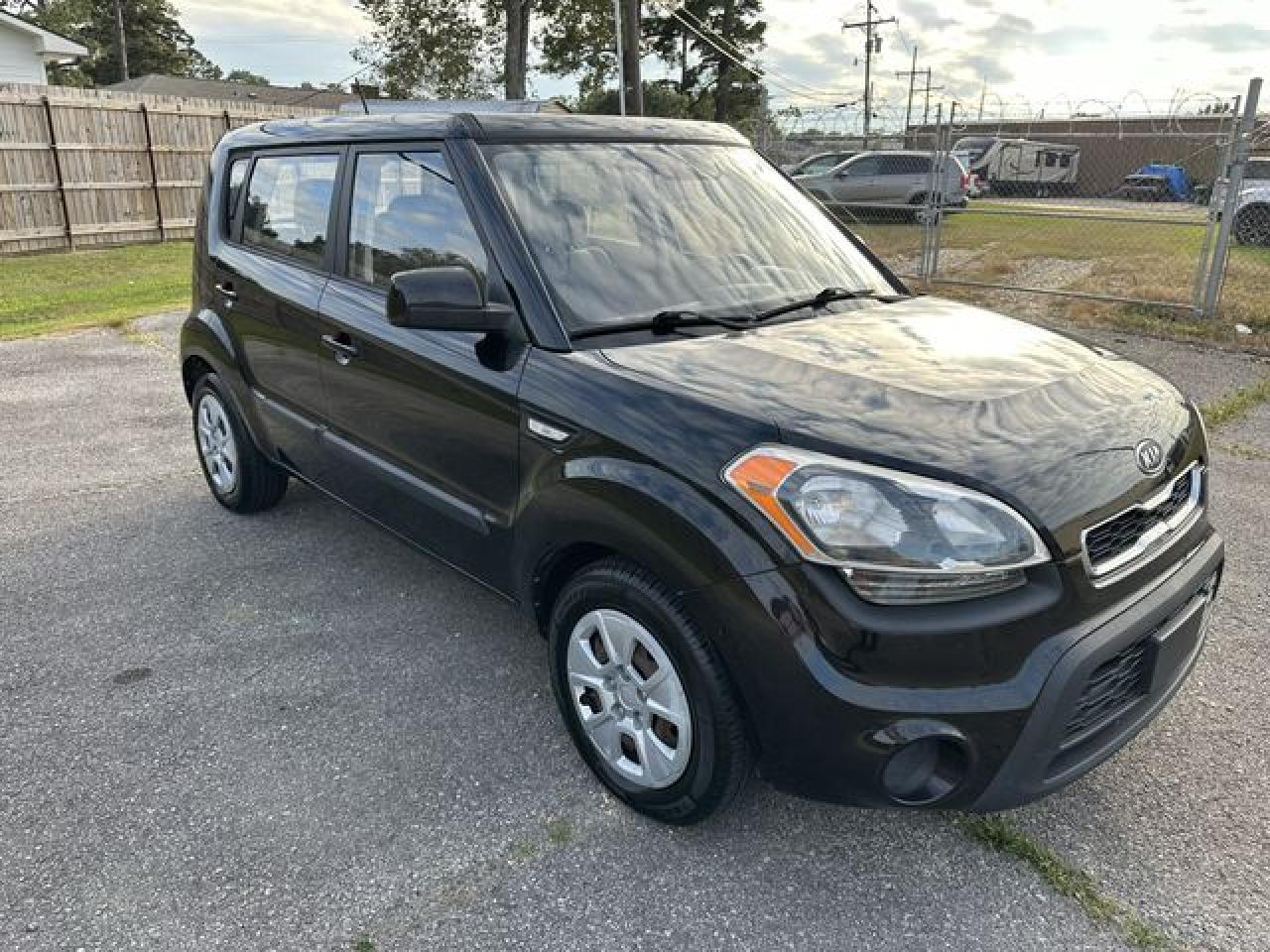 2012 Kia Soul VIN KNDJT2A56C7744828 photo 3