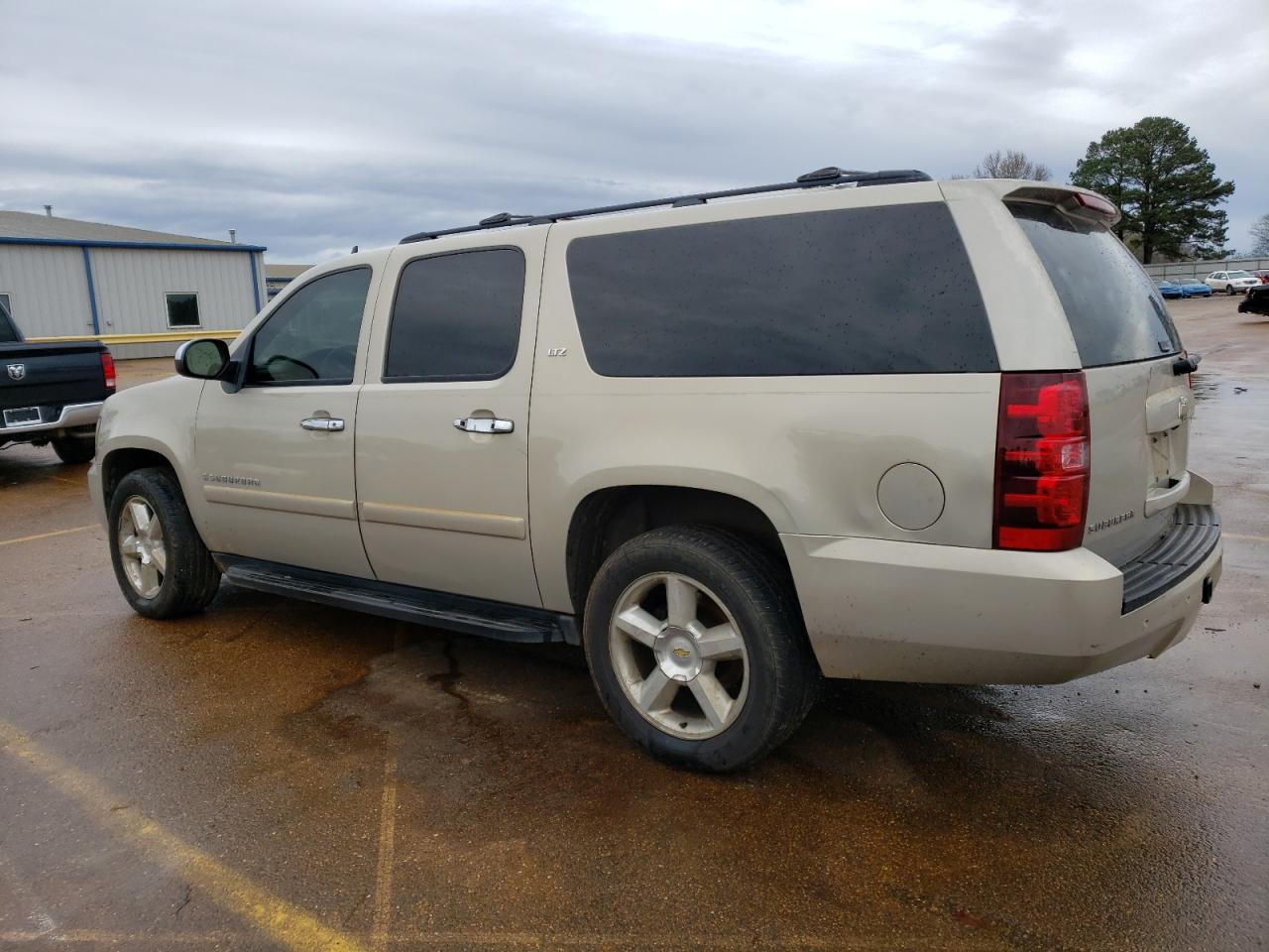 2008 Chevrolet Suburban VIN 3GNFC16018G176519 photo 2