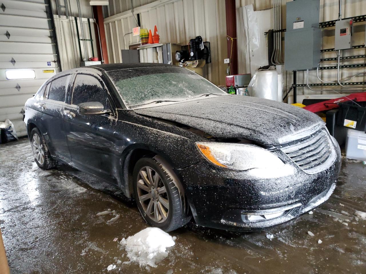 2014 Chrysler 200 VIN 1C3CCBCG7EN100040 photo 4