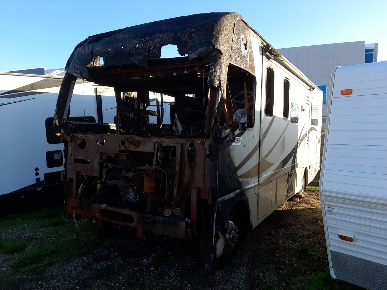2016 THOR Motorhome VIN 1F64F5DY1F0A11517 photo 2