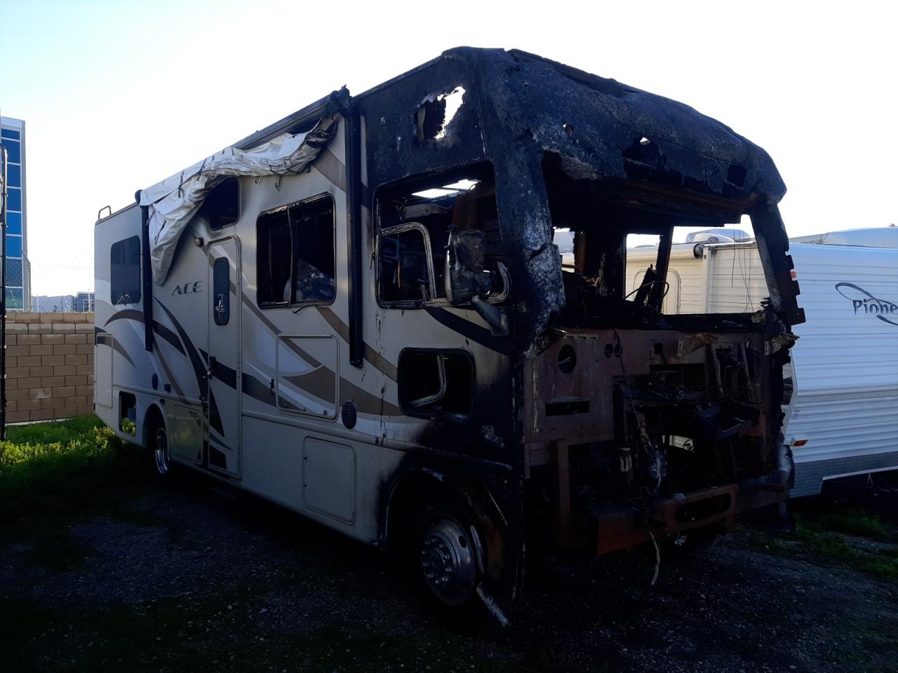 2016 THOR Motorhome VIN 1F64F5DY1F0A11517 photo 1