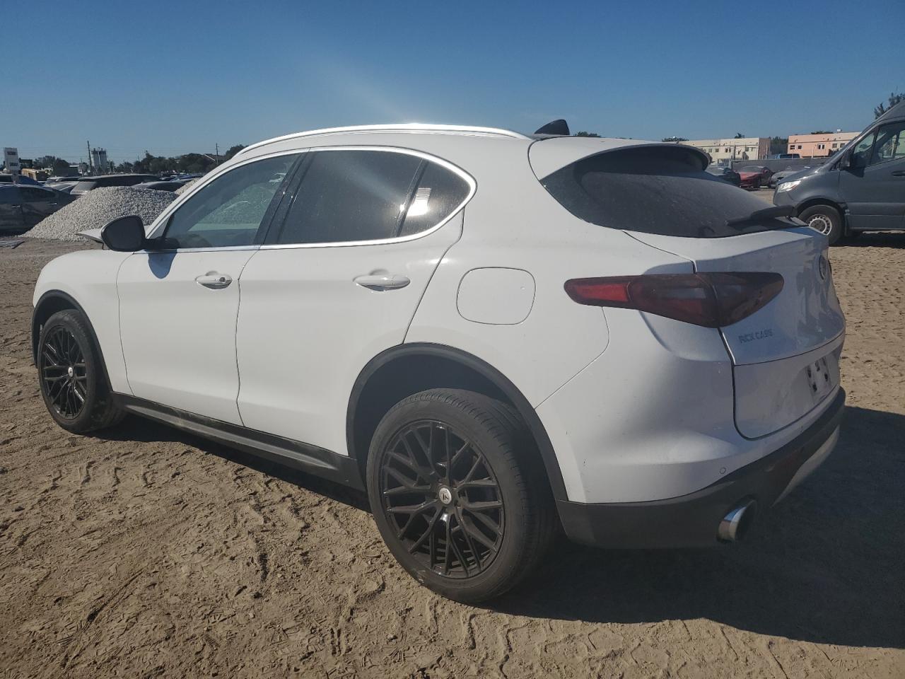 2021 ALFA Stelvio VIN ZASPAJAN4M7D15450 photo 2