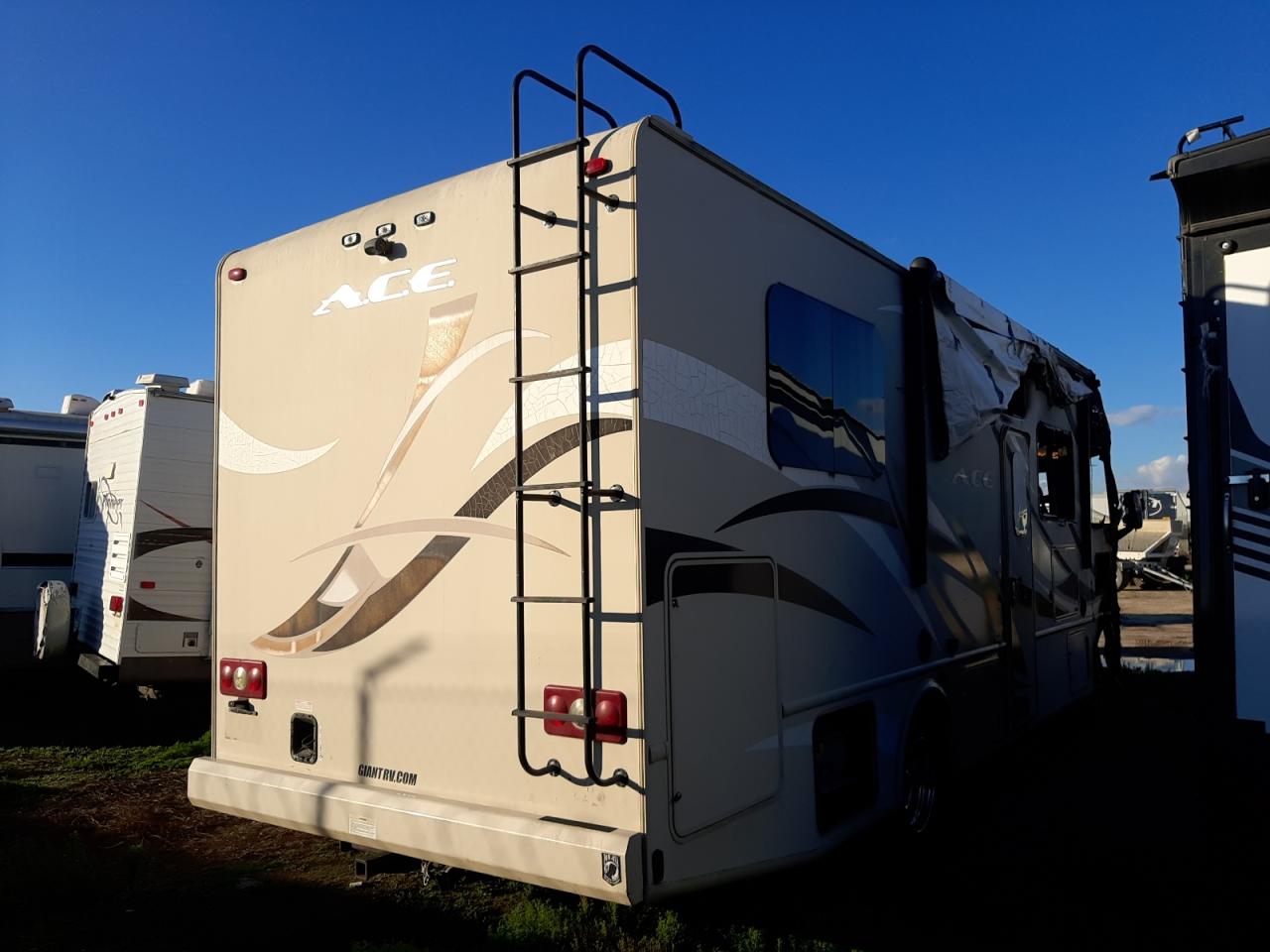 2016 THOR Motorhome VIN 1F64F5DY1F0A11517 photo 4