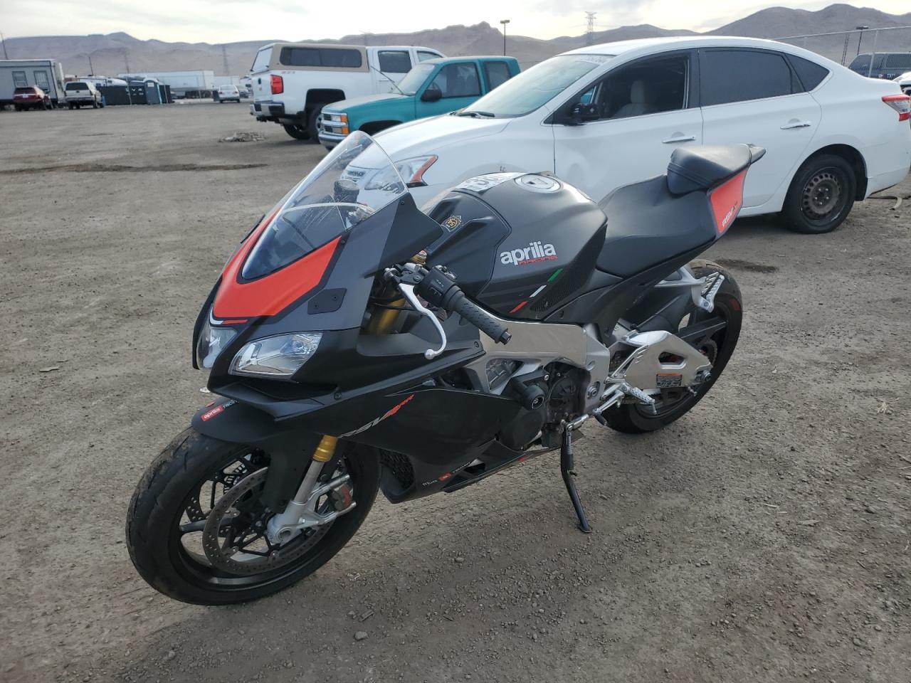 2017 APRILIA Motorcycle VIN ZD4KEU002HS000958 photo 2