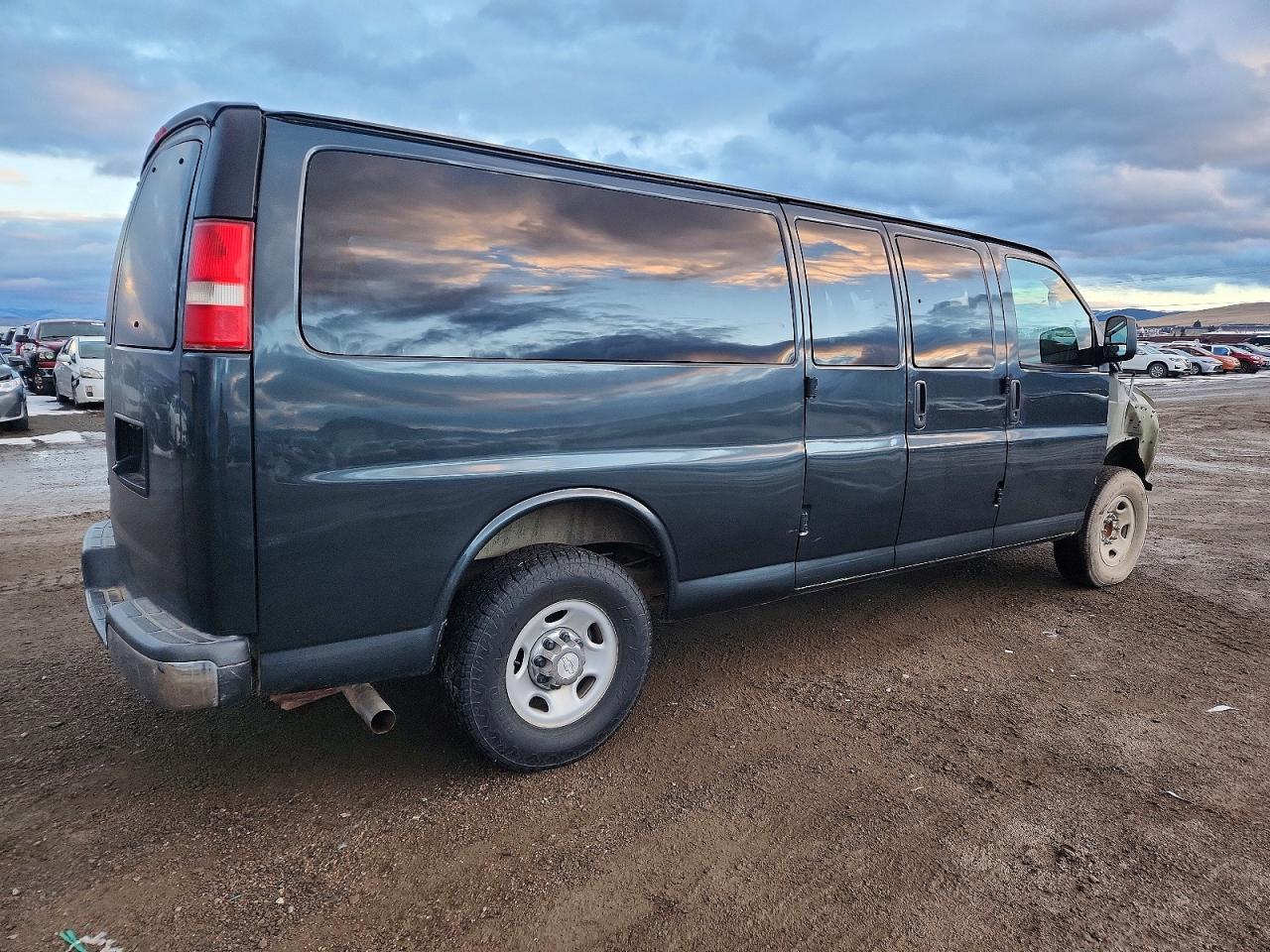 2017 Chevrolet Express VIN 1GAZGPFG0H1275320 photo 3