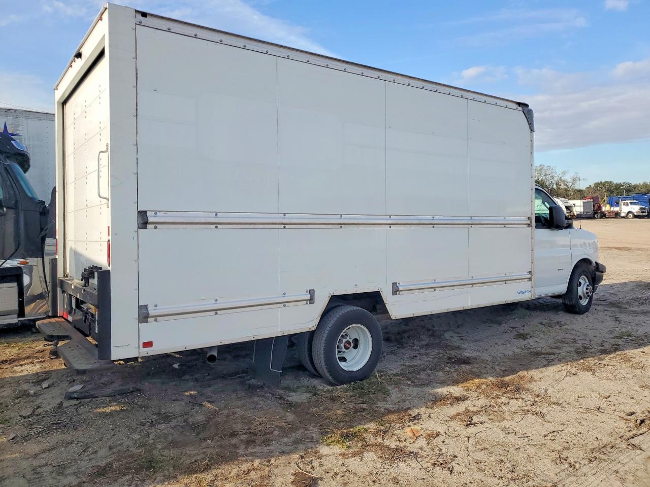2022 GMC Savana VIN 7GZ37TC75NN010524 photo 3