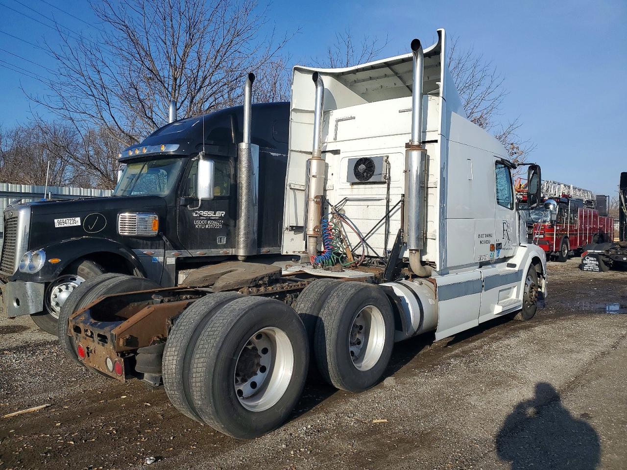 2005 VOLVO Vn VIN 4V4NC9TH85N387057 photo 4