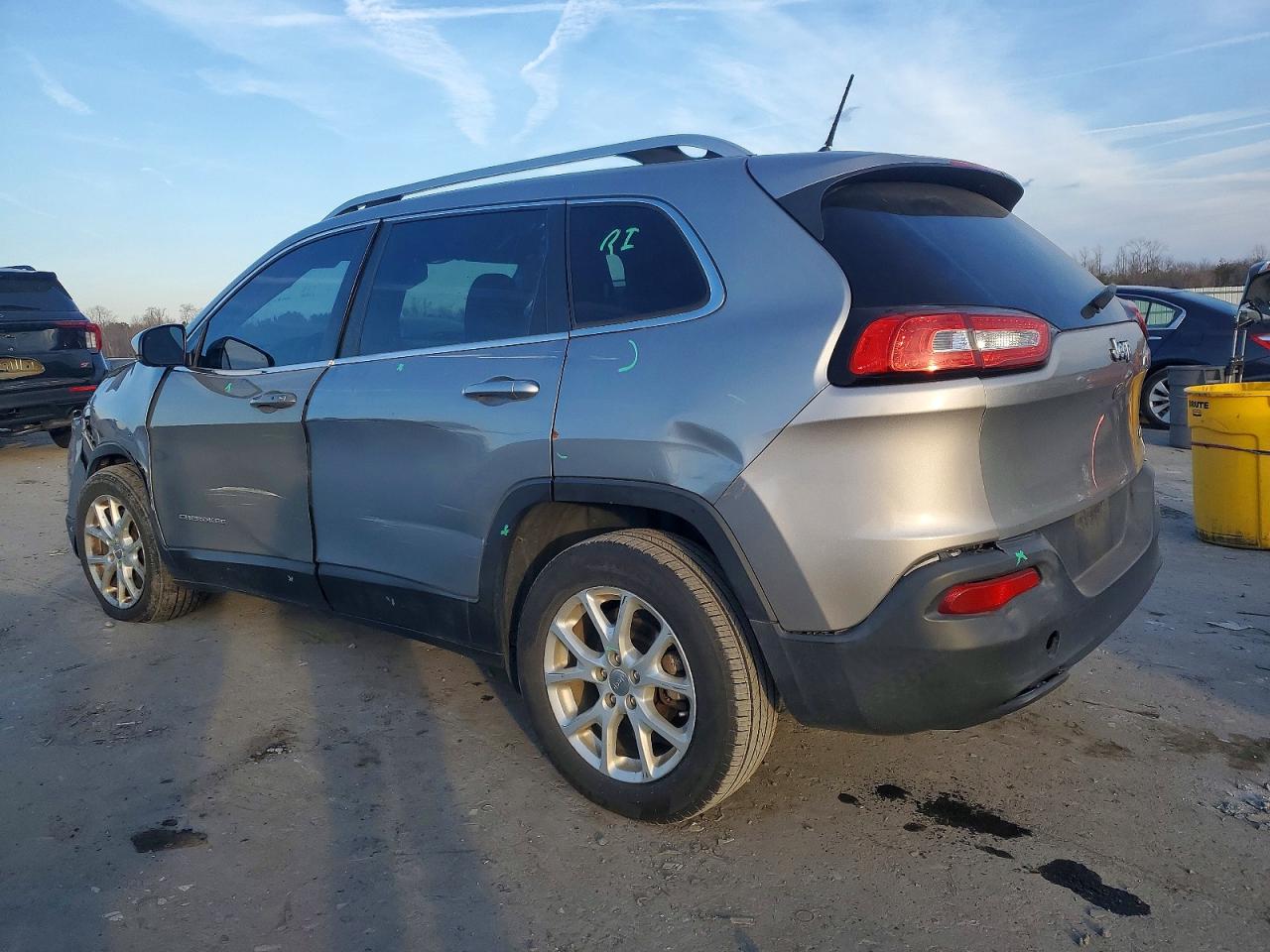 2015 Jeep Grand cher VIN 1C4PJLLB6KD454615 photo 2