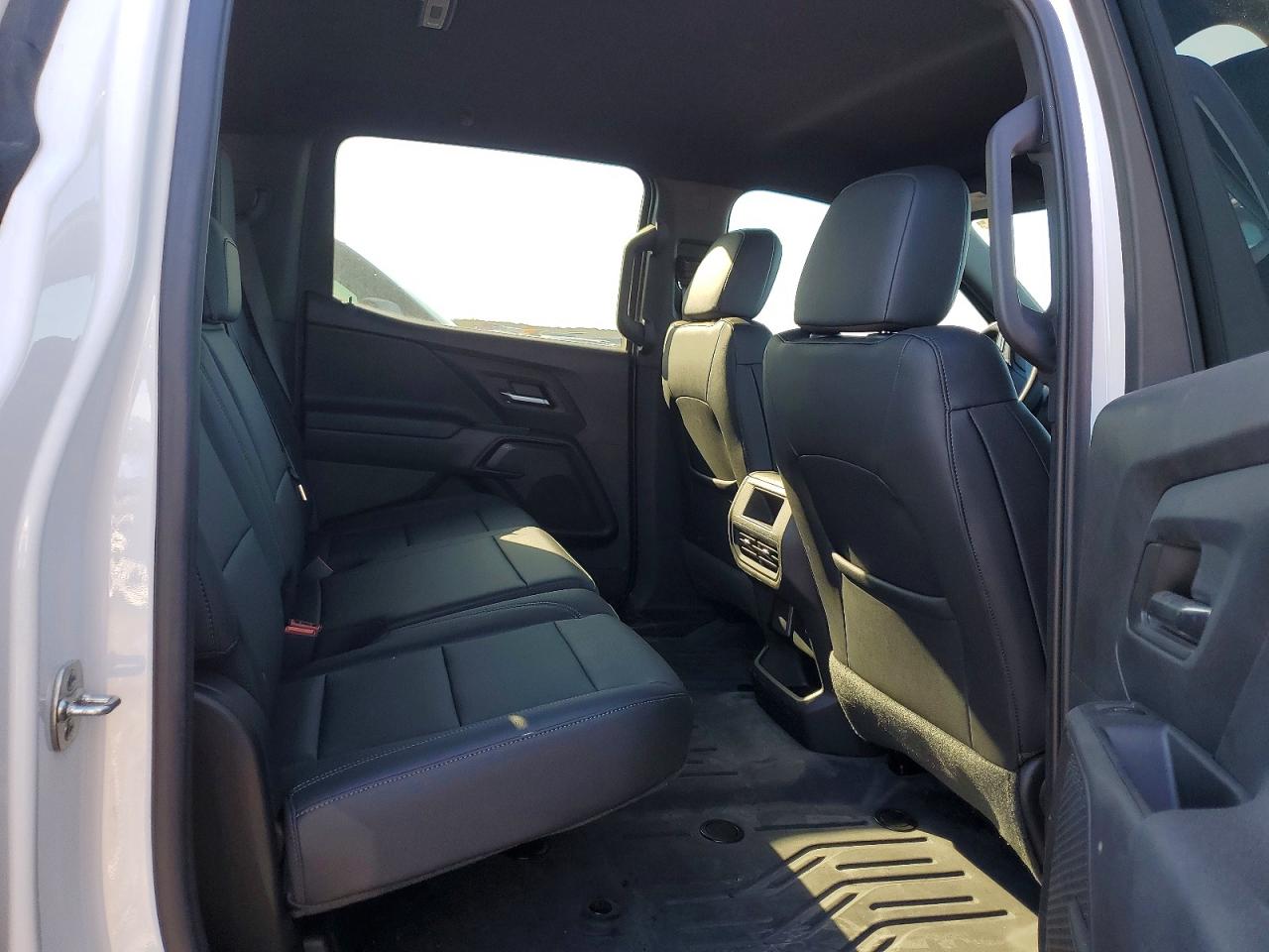 2024 Chevrolet All models VIN 1GC10UED4RU202093 photo 10