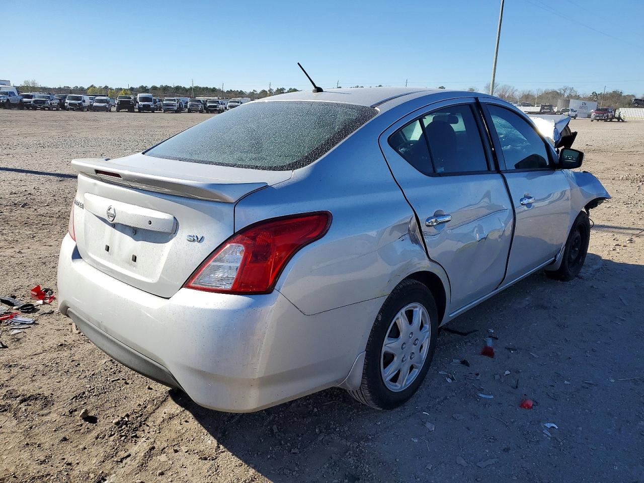2018 Niss Versa VIN 3N1CN7AP3JL818770 photo 3
