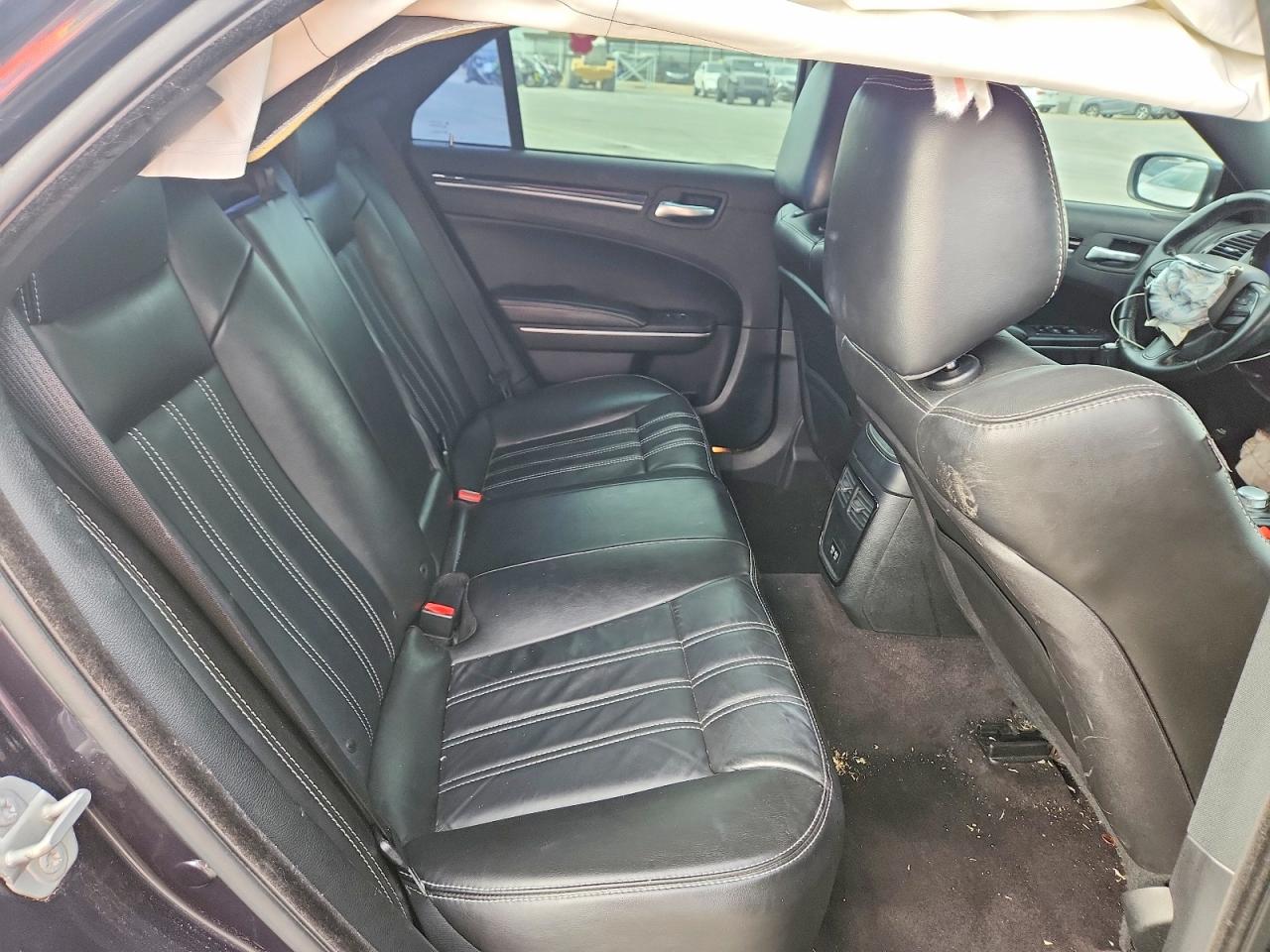 2019 Chrysler 300 VIN 2C3CCABG7KH537827 photo 10