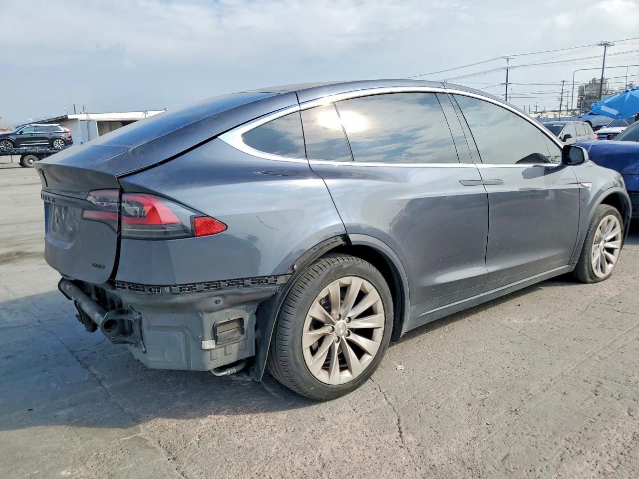 2016 Tesla Model x VIN 5YJXCAE22GF002303 photo 3