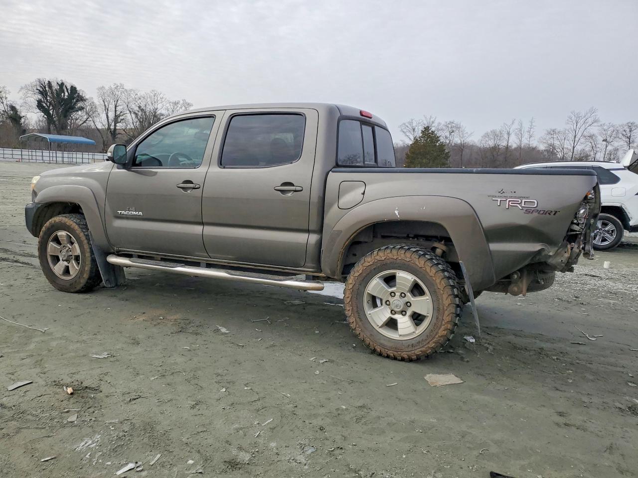 2013 Toyota Tacoma VIN 5TFJU4GN7DX044043 photo 2