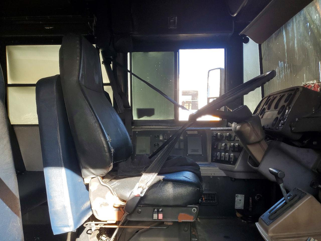 2002 FREIGHTLINER All models VIN 4UZAAXAK32CK41333 photo 5