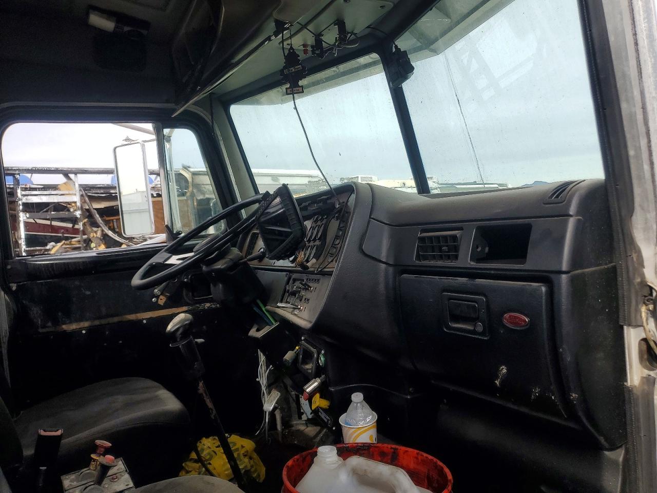 2004 PETERBILT All models VIN 1XPFDB9X74D810216 photo 5