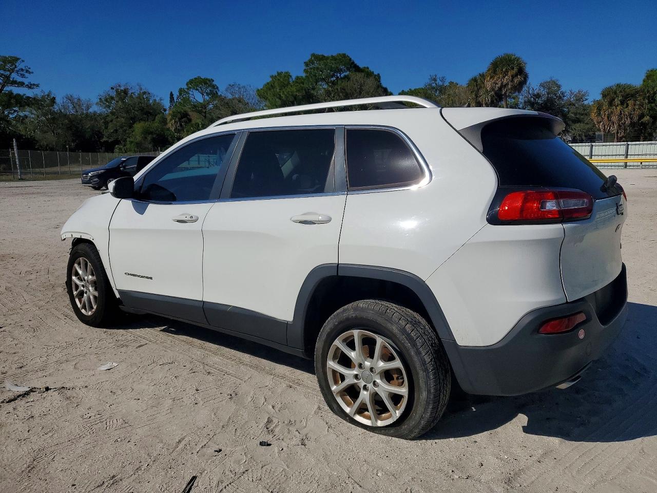 2016 Jeep Grand cher VIN 1C4PJLCBXGW294976 photo 2