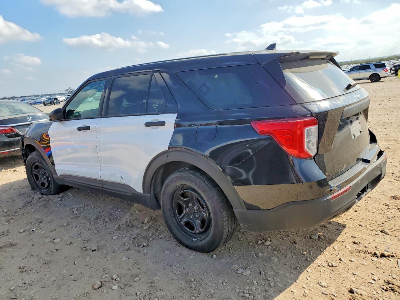 2024 Ford Explorer VIN 1FM5K8AB3RGA26784 photo 2