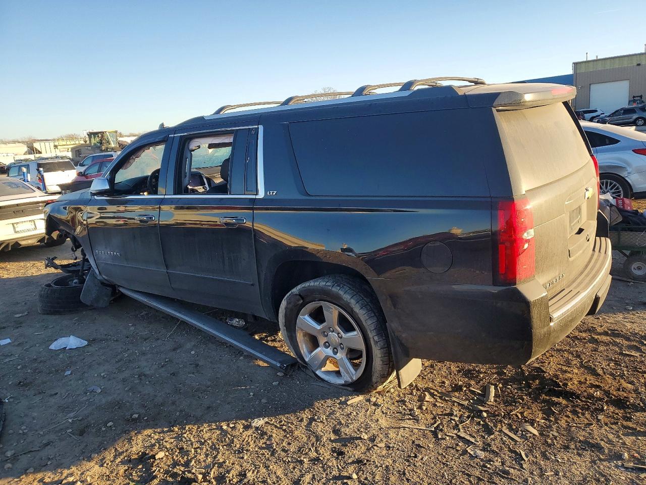 2015 Chev Suburban VIN 1GNSKKKC9FR641939 photo 2
