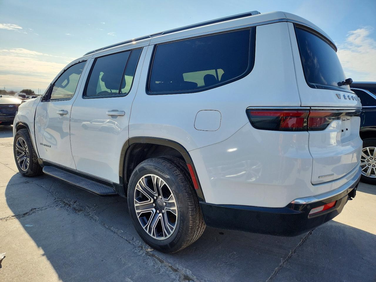 2023 Jeep Wagoneer VIN 1C4SJVBPXPS557641 photo 2