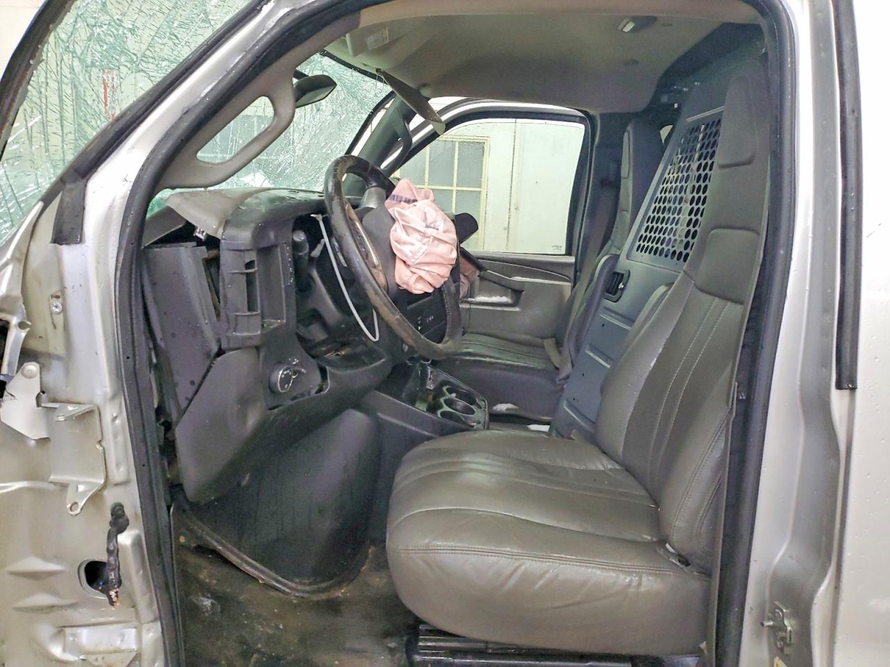 2018 GMC Savana VIN 1GTW7AFP0J1185470 photo 7