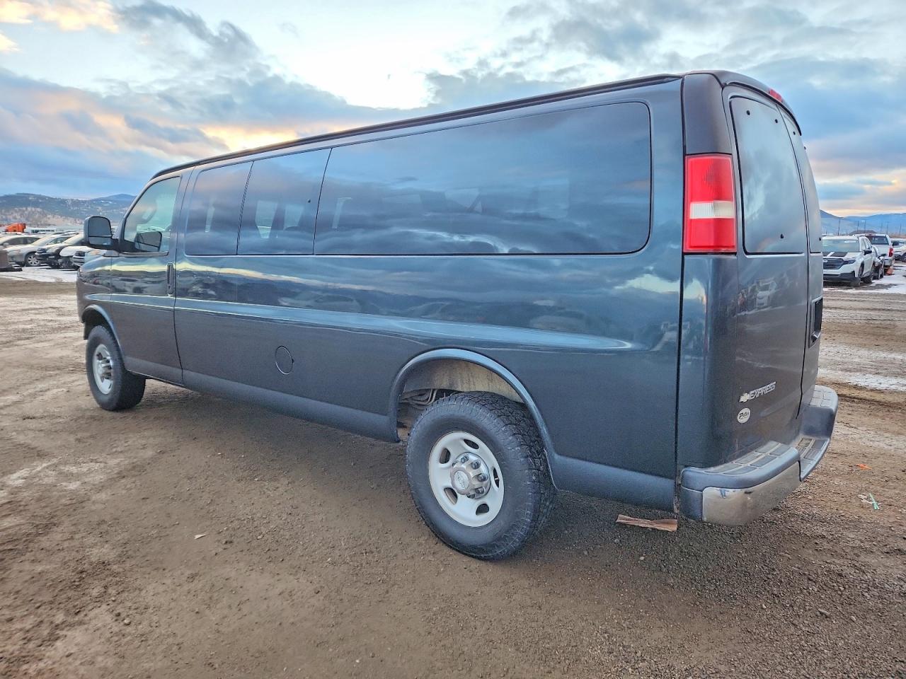 2017 Chevrolet Express VIN 1GAZGPFG0H1275320 photo 2