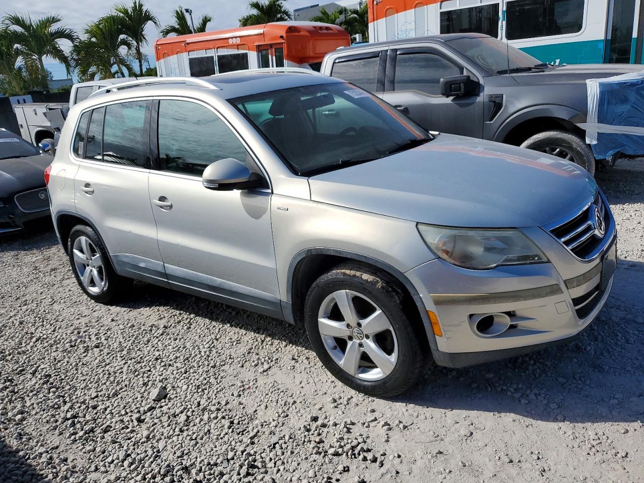 2010 Volkswagen Tiguan VIN WVGBV7AX9AW521775 photo 4