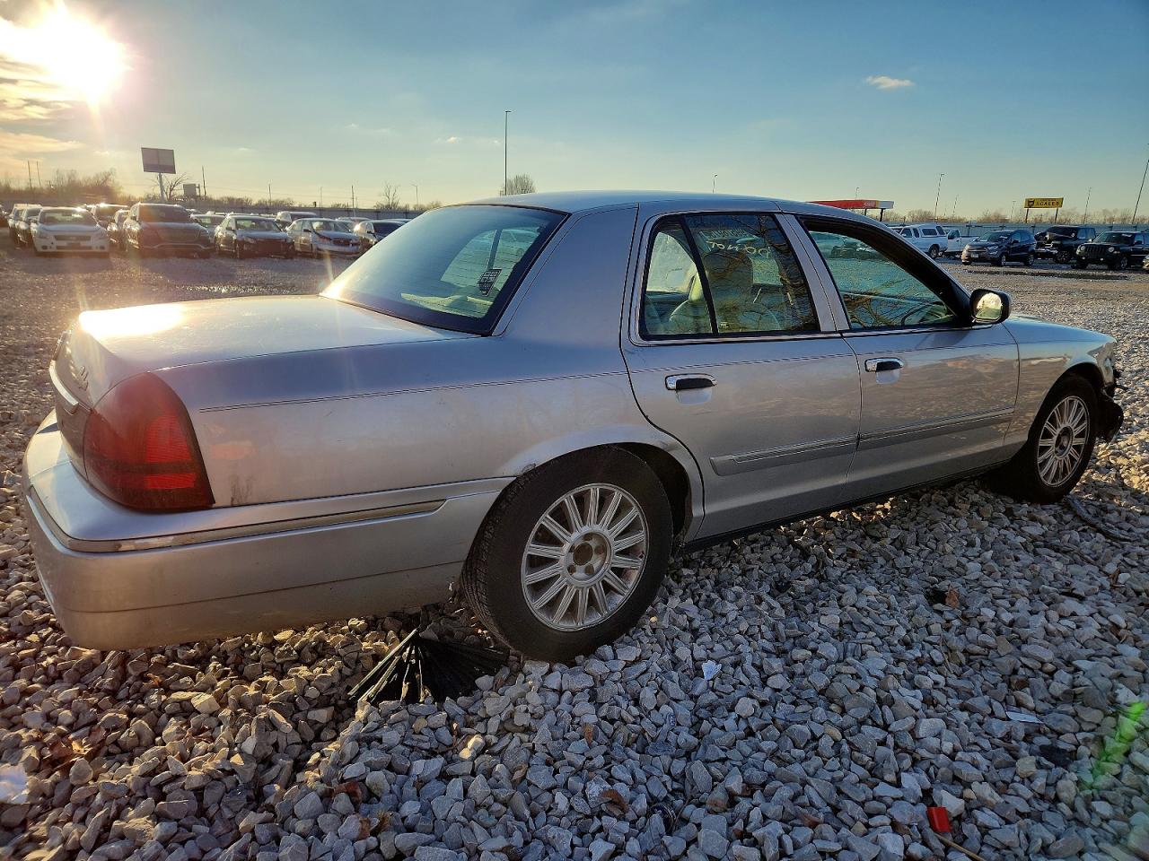 2008 Mercury Grmarquis VIN 2MEFM75VX8X651739 photo 3