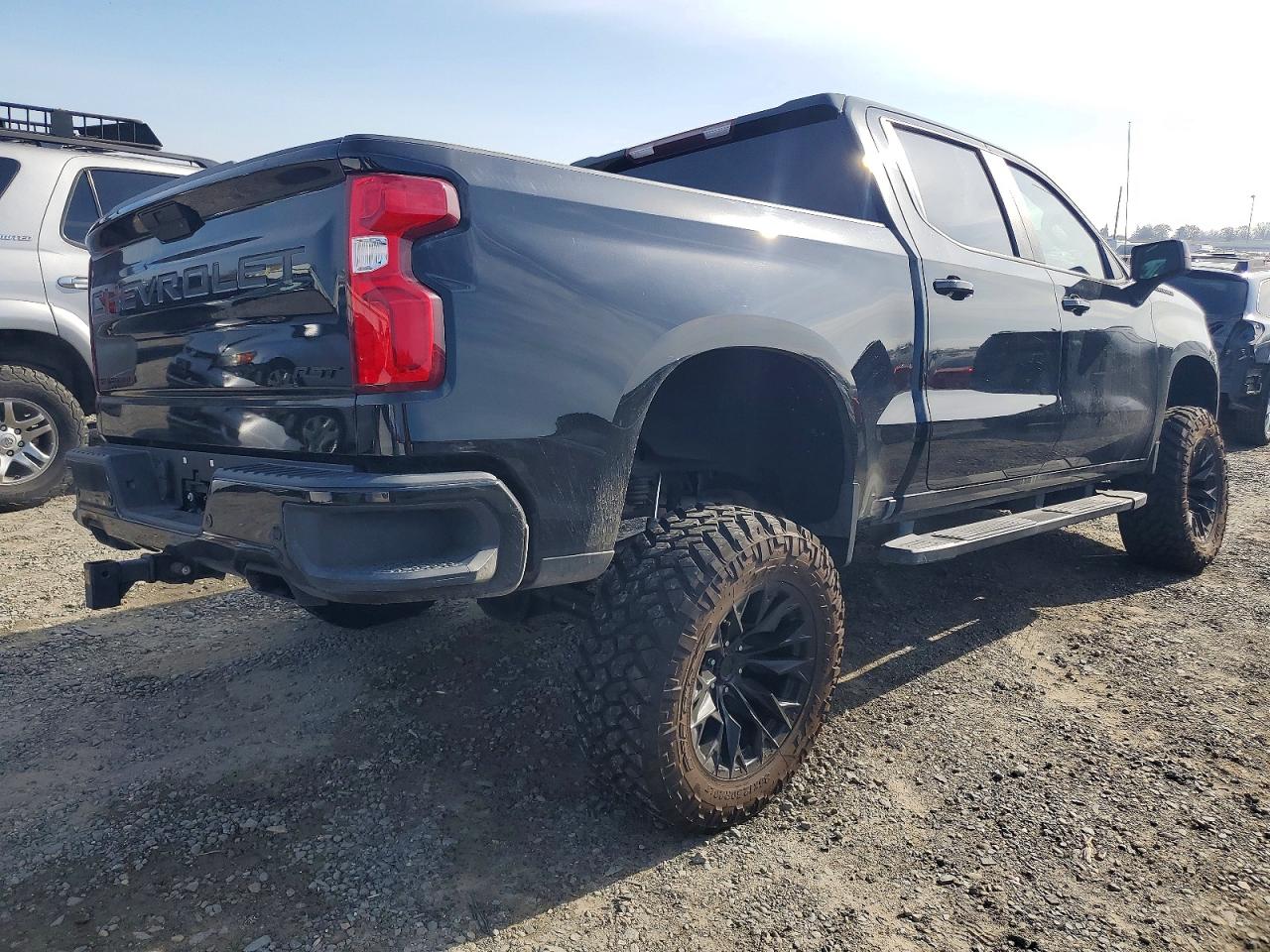2022 Chevrolet All models VIN 1GCUYEEL1NZ207090 photo 3